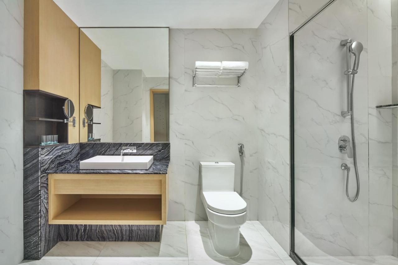 Zimmer mit Kingsize-Bett und Stadtblick - Zugang zur Club Lounge